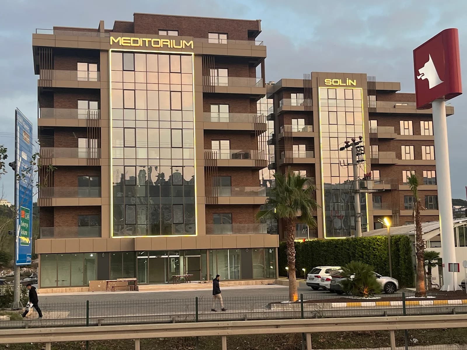 Diş Hekimi Ayşe Ceylan İlhan klinik kapak fotoğrafı