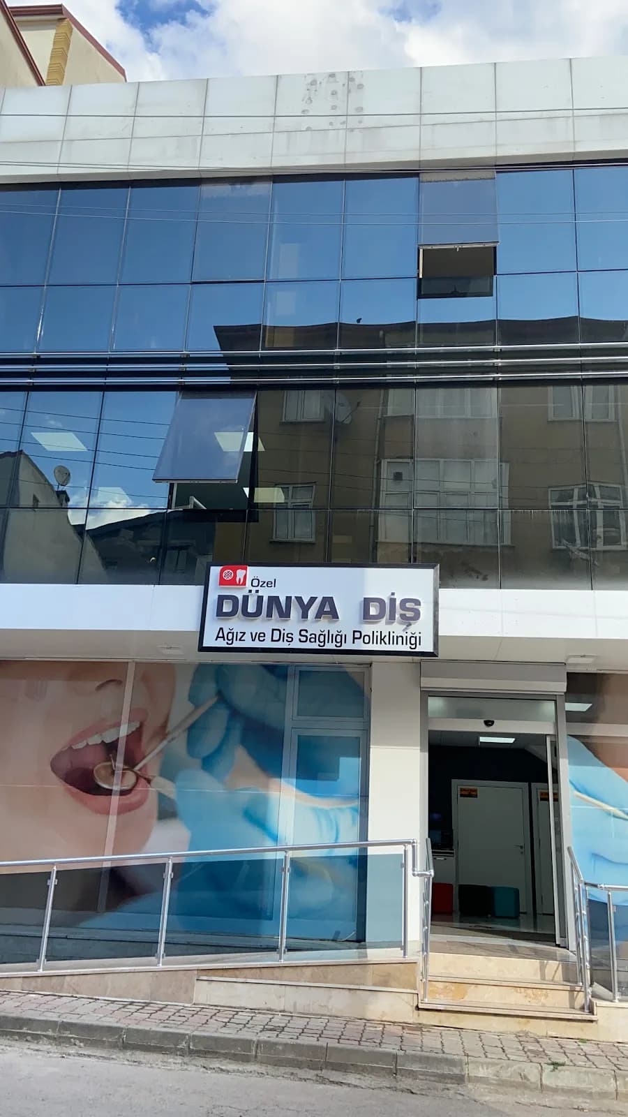 Körfez Özel Dünya Diş Polikliniği klinik kapak fotoğrafı