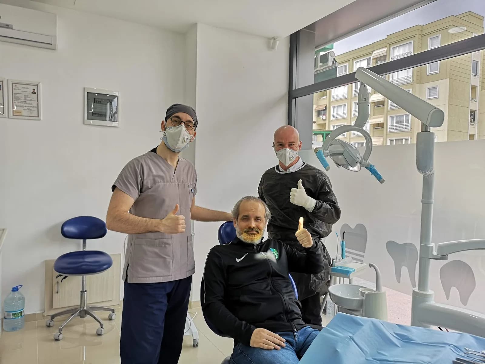 Dr. Mehmet Cihan Şengün ( Dişeti ve İmplantoloji Uzmanı) klinik kapak fotoğrafı