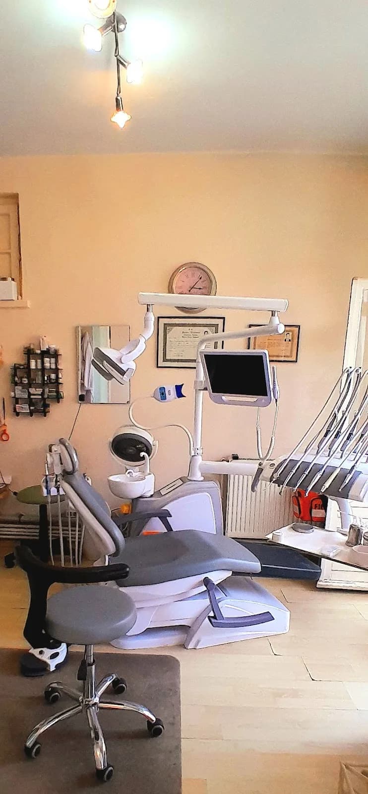 Diş Hekimi VEFA UÇAR klinik kapak fotoğrafı