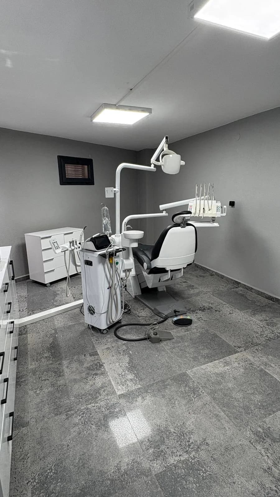Diş Hekimi Pelin S. Bozkurt -Ağız Diş Çene Cerrahisi uzmanı Muhammed Demiralp Diş Kliniği -DENTAKULE klinik kapak fotoğrafı